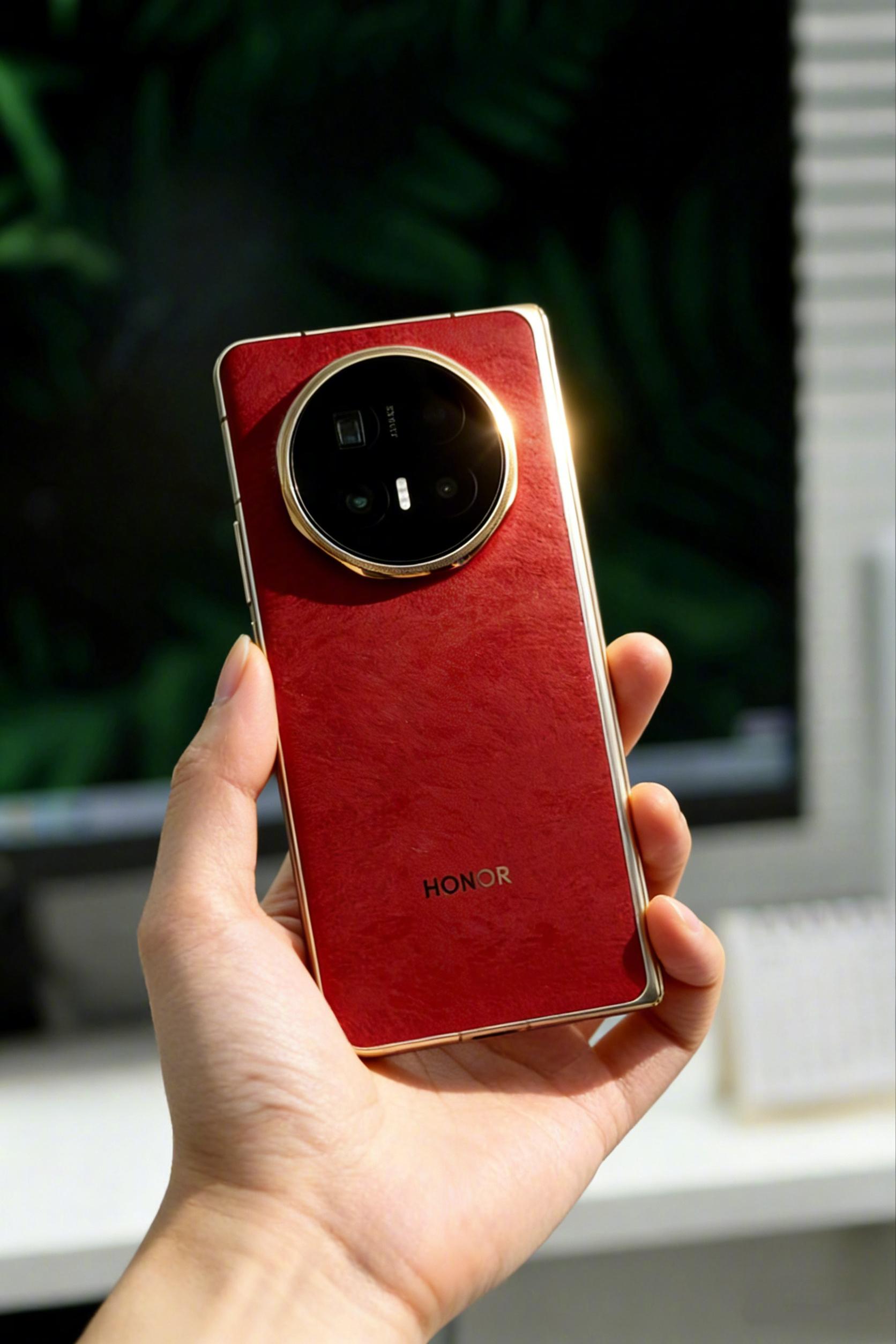 Magic V6赤兔红的设计灵感源自三国名驹"赤兔马"，也呼应了2026马年"红