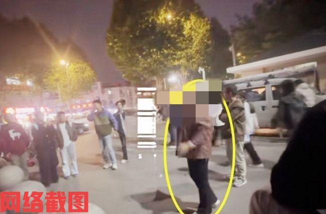 江西某高校有阿姨，校门口诉说自己的苦衷。

原来阿姨有每天进入学校收快递的行为，