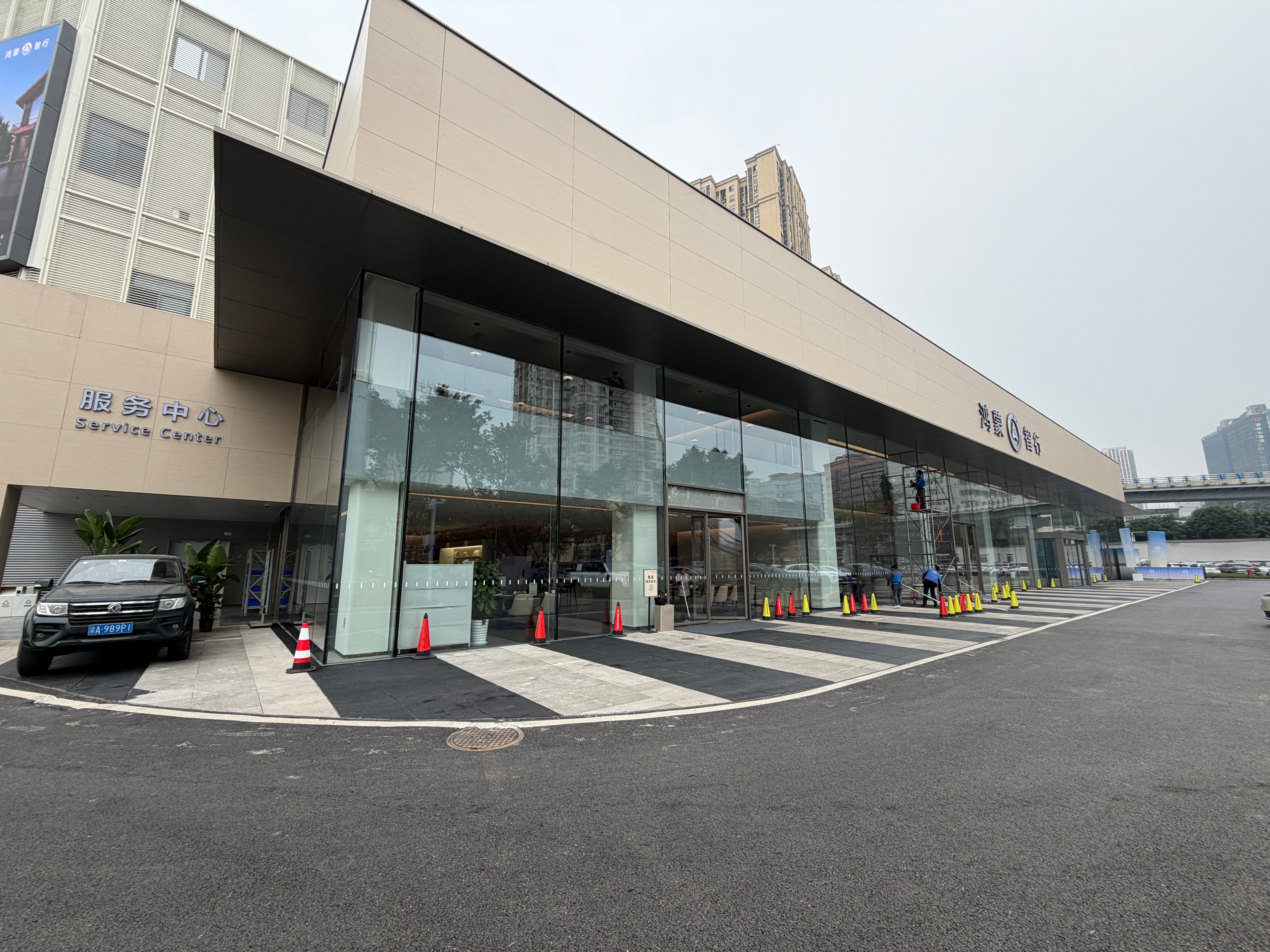 重庆新开的鸿蒙智行门店、好大啊！在西南片区都数一数二