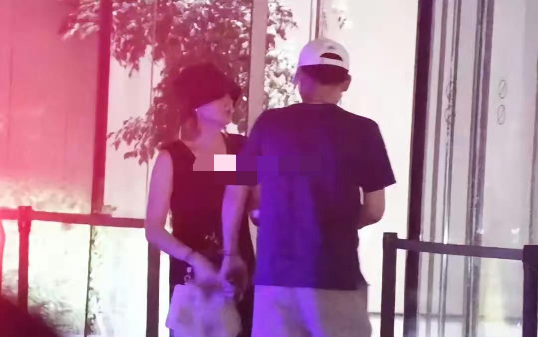 李乃文和老婆牵手外出。
最近李乃文很火啊。
综艺上频频露脸好评如潮。
没曾想近日