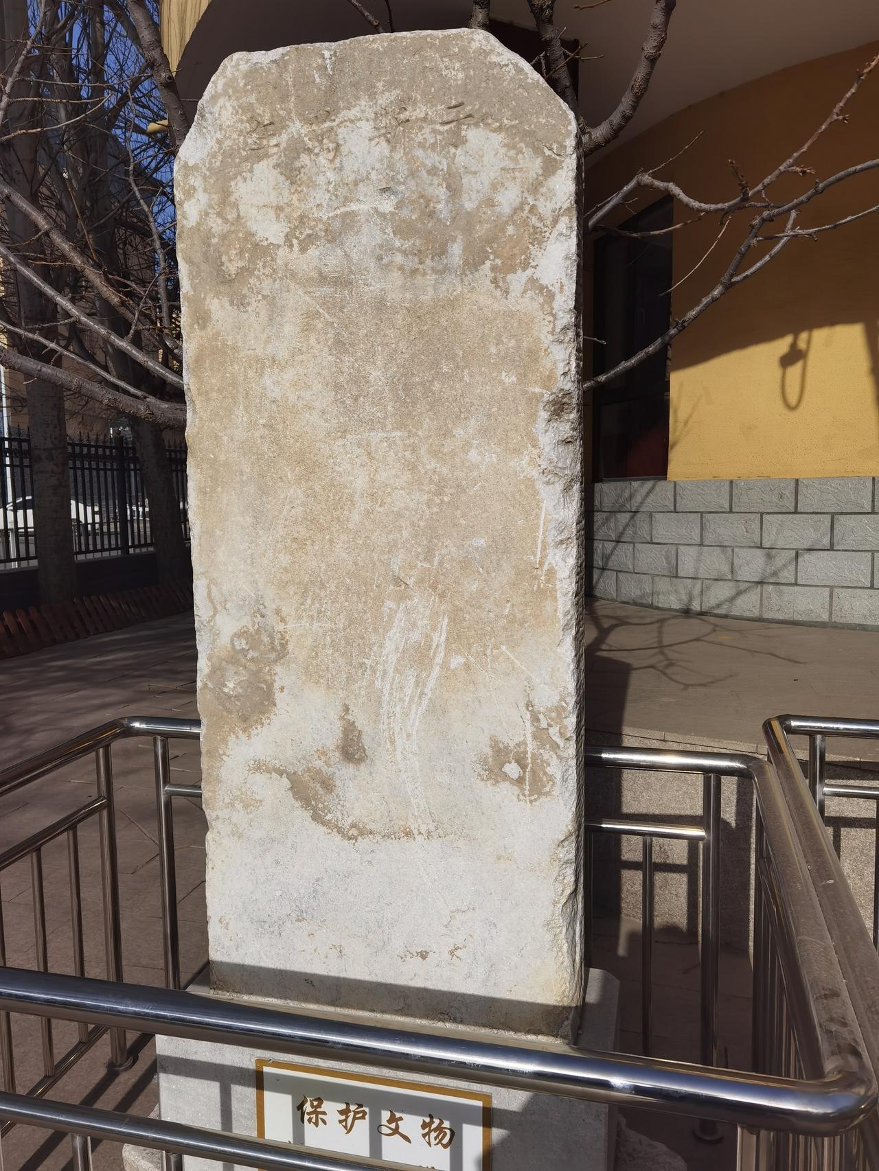 青城印记
这座石碑和石狮座落在今天的清泉街小学校园内。是原南龙王庙、文昌祠石碑和