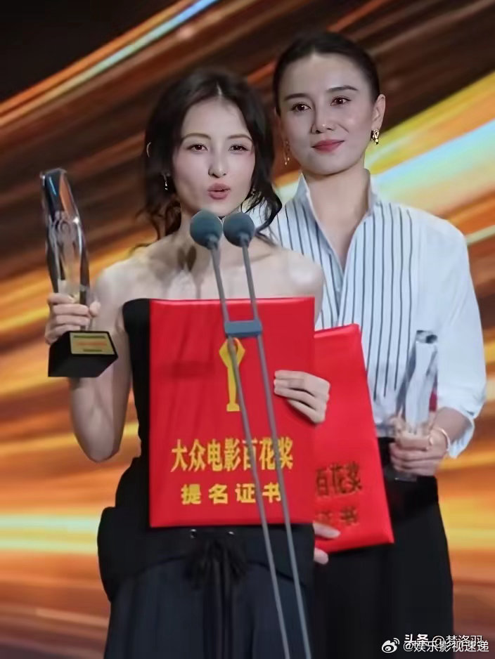 今天百花奖提名仪式，张子枫站在台上发表感言，很多人留意到站在她身后的宋佳。 