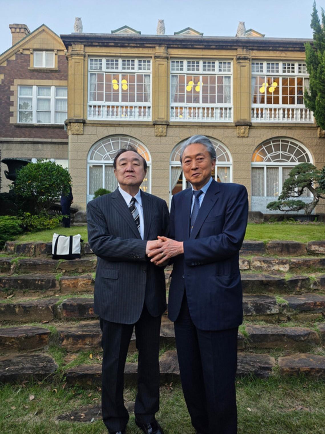【日本前首相鸠山由纪夫在为韩国宪政会举办的晚餐会上指出：“不可被动听的说辞迷惑，