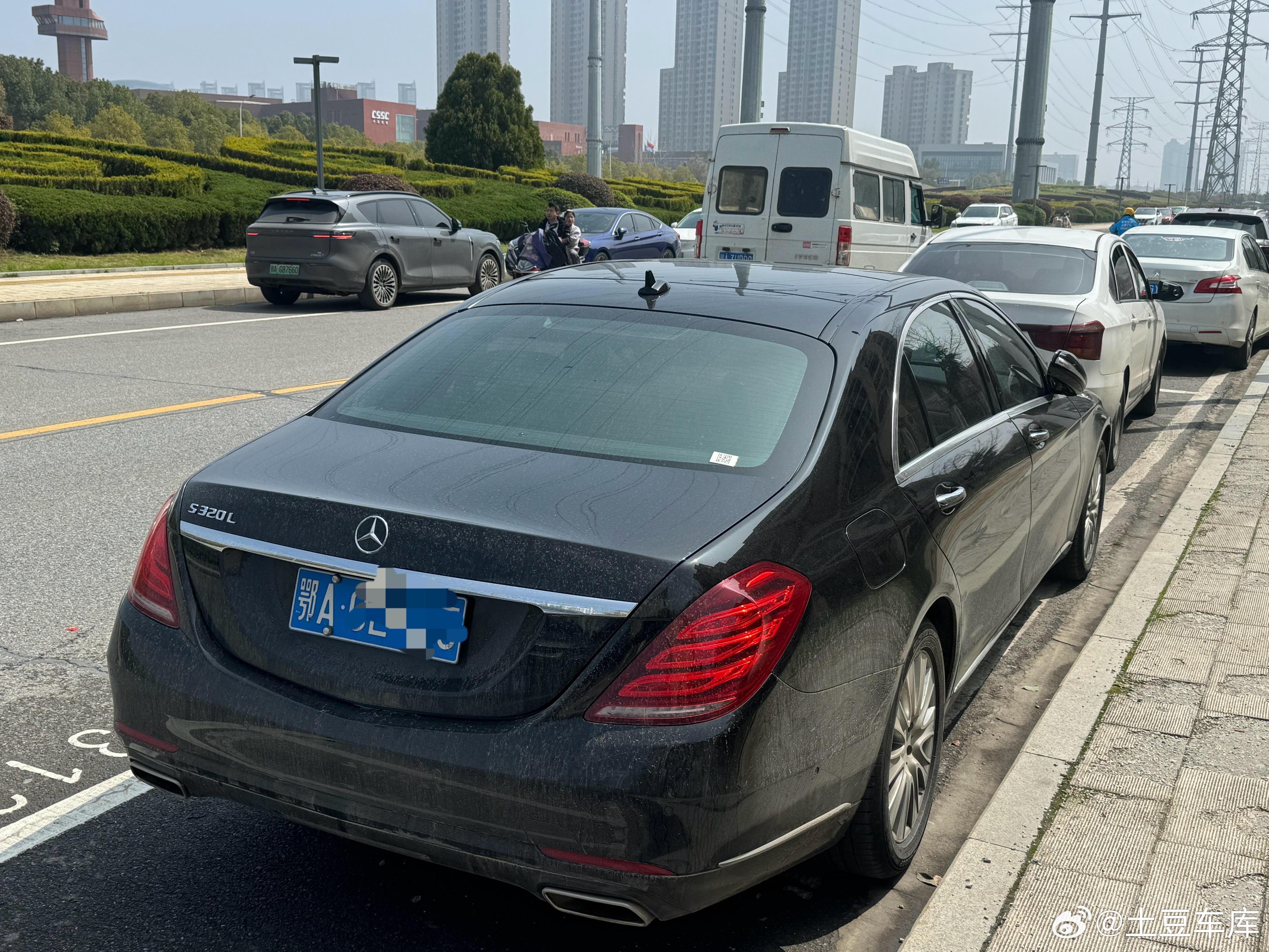 现在收个车真难上门评估一台奔驰S3202016年11月 18万公里换了三个车门 