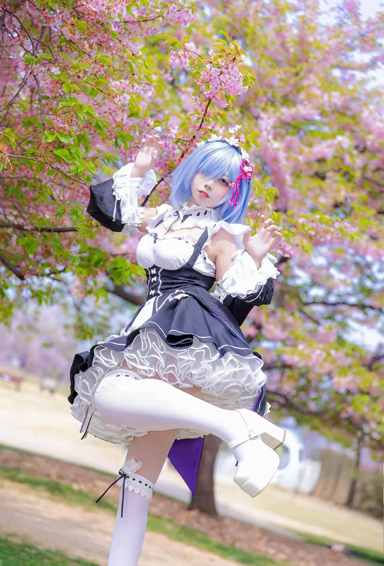 樱花树下，梦幻少女，轻盈舞姿，春日气息