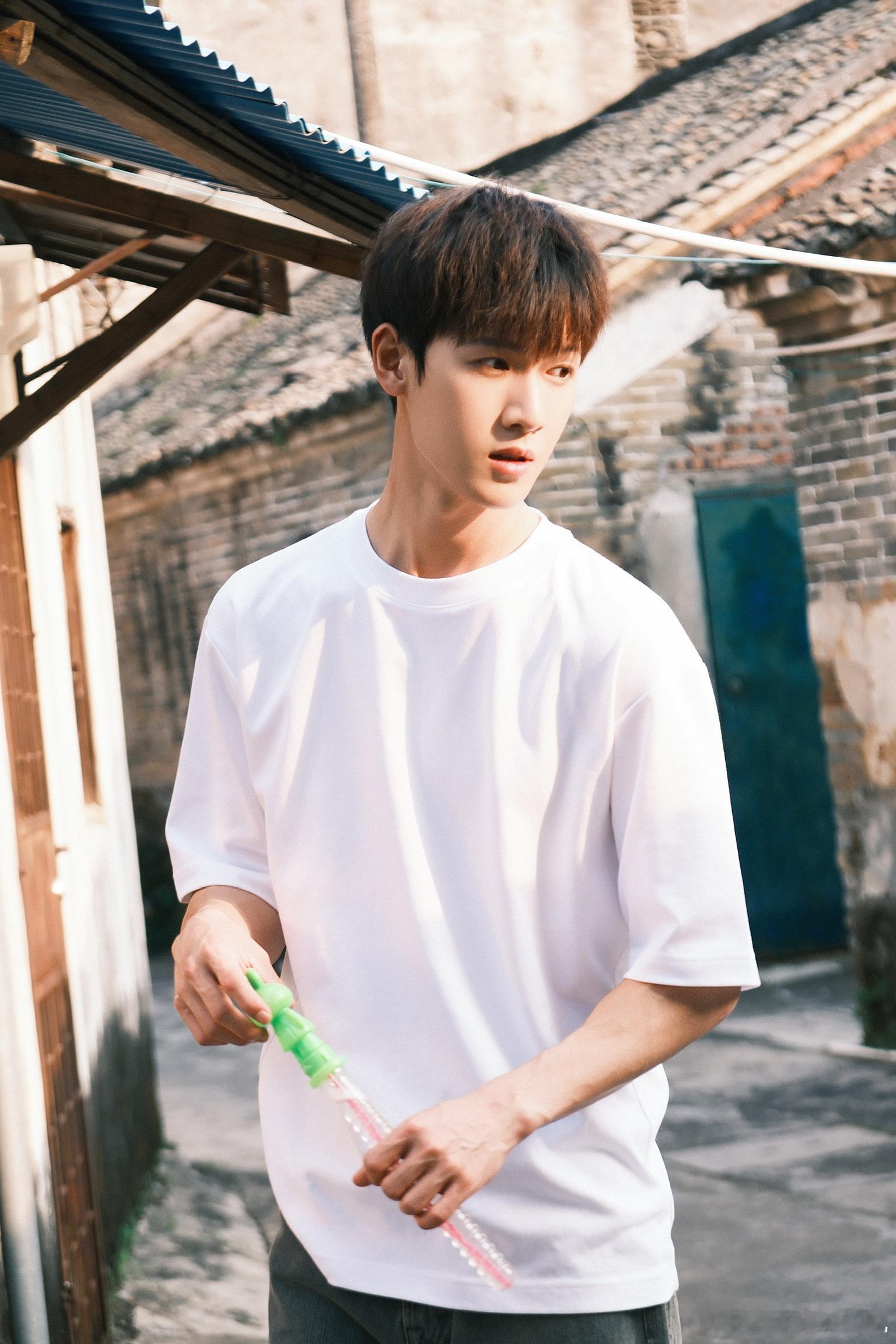 lyr 离我们见面的日子越来越近啦 好点兴奋希望顺利  并且可以近距离的看见你