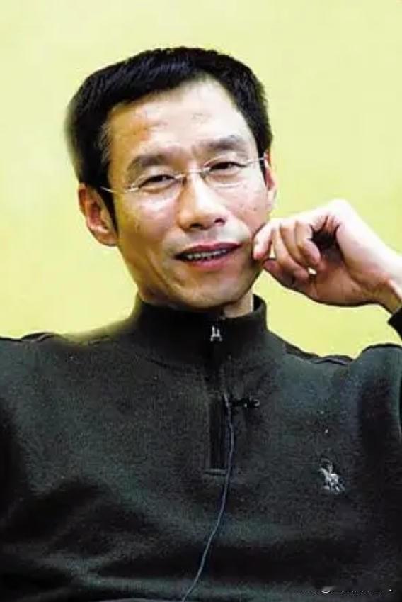 当年，陈佩斯拉着刘佩琦说：“老弟，跟我去拍一部电影咋样？” 刘佩琦犹疑地说：“我