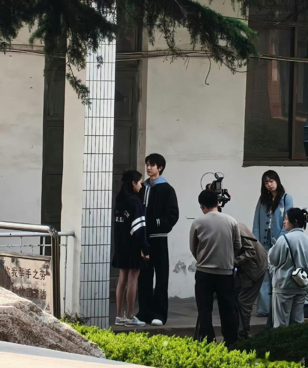 林一关晓彤摸头路透林一关晓彤四条大长腿 好甜的路透，林一关晓彤加起来四条大长腿，