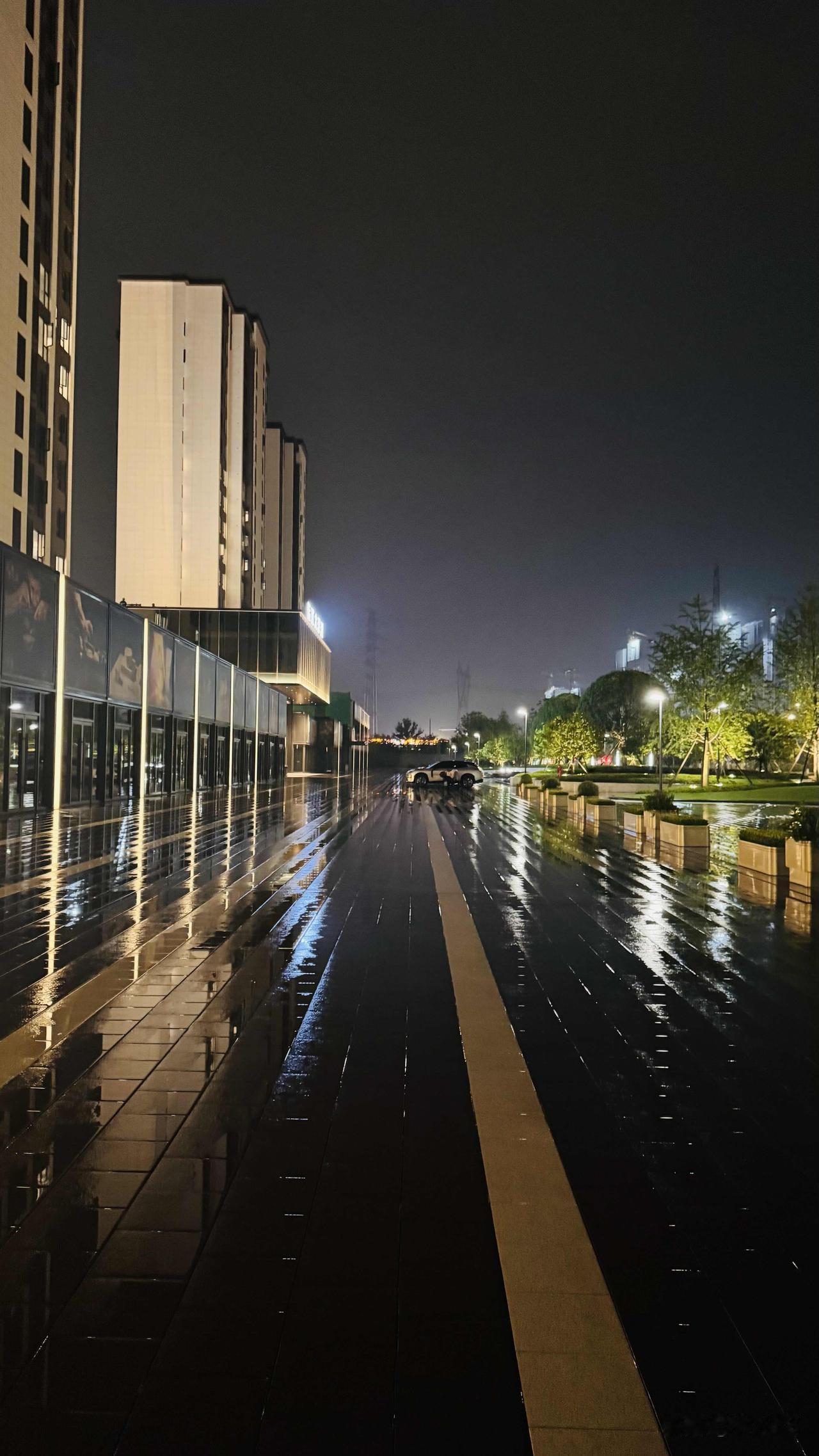 在咱中国再晚再偏放心走，回看2年前我经常散步地，后怕，今年过年我还在对面鼎泰丰吃