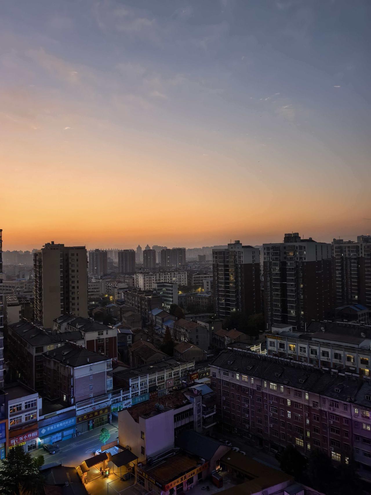 初冬的晨，全州街睡了。

薄雾是冷的，空气是清的，昨夜的油烟与笑语都散了，只剩一