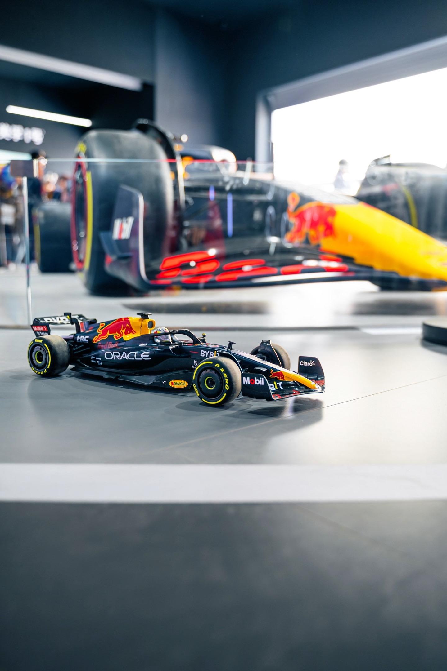 偶遇一位潘粉遥控着RB18来打卡ShowCar