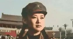 你能猜出她是谁吗？1987年当时她只有18岁，身穿军装在广场