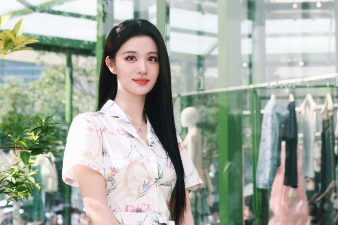 王楚然差点摔倒那一下王楚然被绊那一下神图有了💫线下出行生图杀疯，被绊踉跄的抓拍
