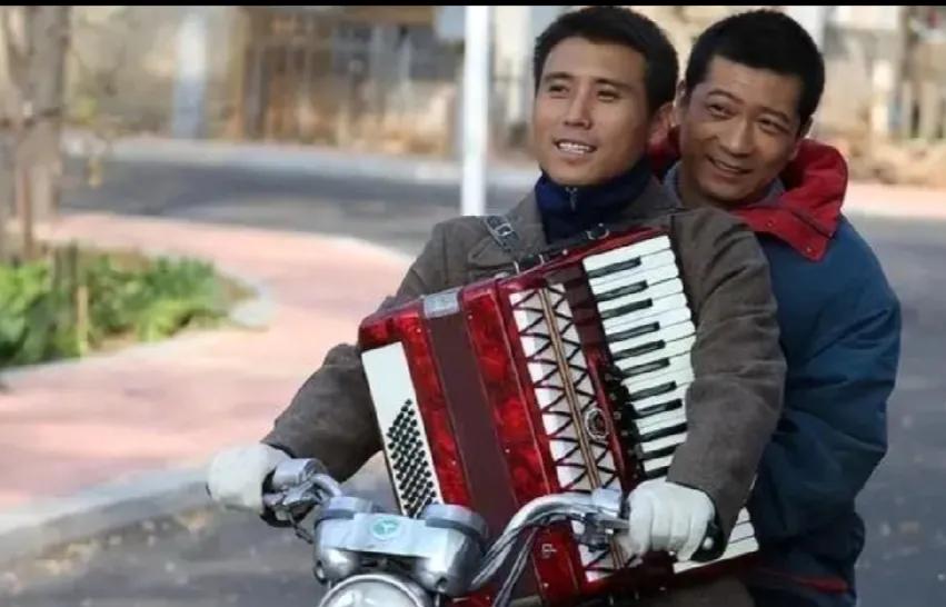 就喜欢这俩哥们，记不住他们的名字，却能记住了他们扮演的可爱角色，剧中，遇到困难，