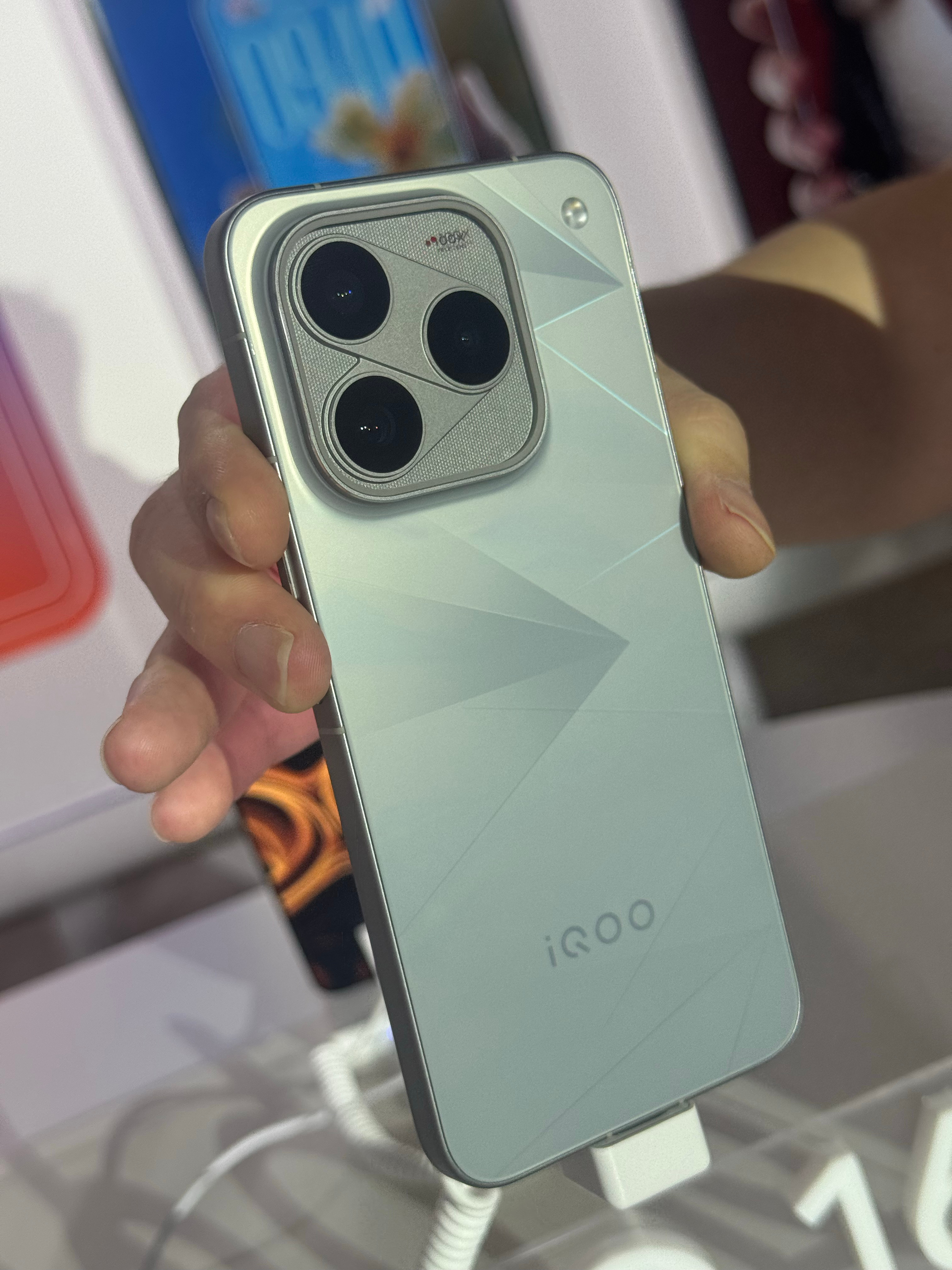 iQOO16 真机逐光配色提前上手体验，大家觉得这个外观怎么样？ ​​​