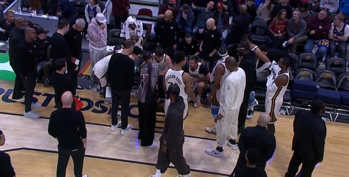 库明加被DNP原因曝光：

对阵骑士的比赛里，10中1的库明加关键时刻被换下，随