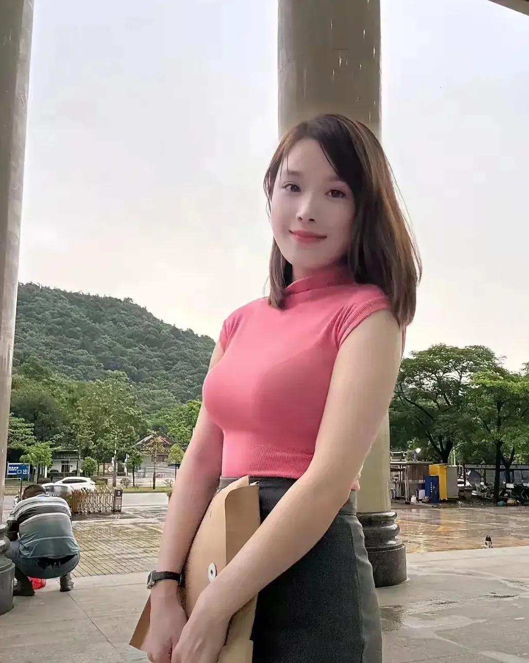 小慧，独自在咖啡厅角落里品味着孤独。她总是自己宠爱自己，无论是生日还是节日，她都