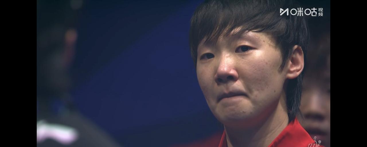 泪崩了！王曼昱打哭早田希娜后自己终于也哭了，看台上的陈熠也跟着抹眼泪。这场面，哪