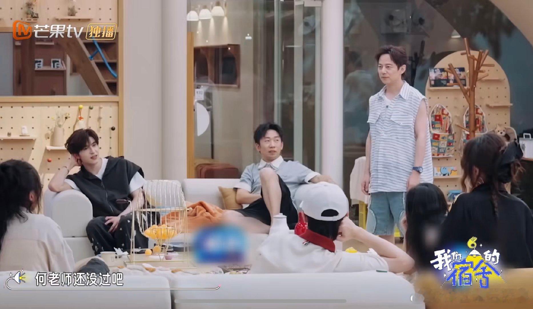 丁程鑫脑子跟开了倍速一样我们的宿舍 看丁程鑫玩首字母造词太解压了！何老师的词全被