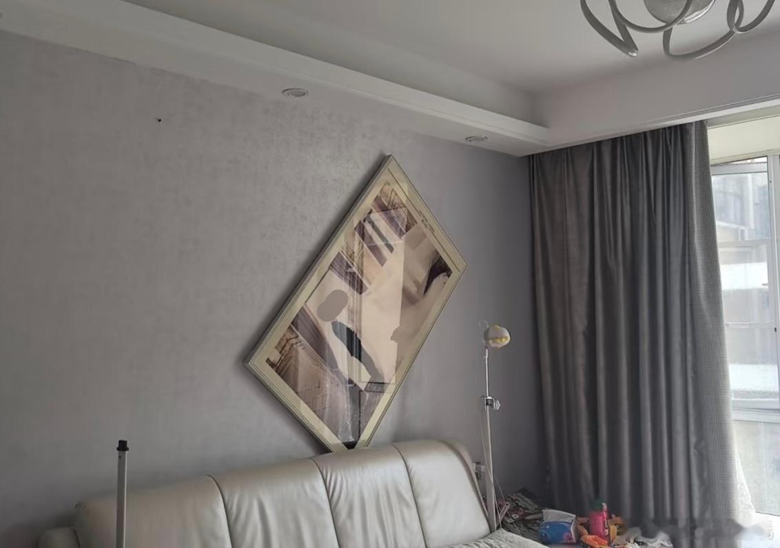 睡觉时被空调砸到头了床头尽量别挂东西吧！不光有空调脱落砸头的意外，还有墙面悬挂的