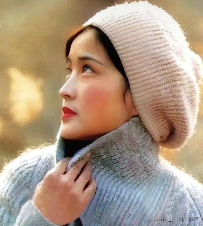 美在"大胆"地冲破世俗束缚，"包天"追求女性人体美。在70丶80年代前，由于人们