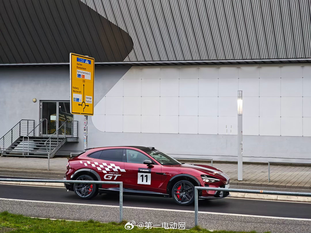 小米YU7GT新配色现身纽北 一辆车身完全无伪装的红色小米YU7GT亮相纽博格林