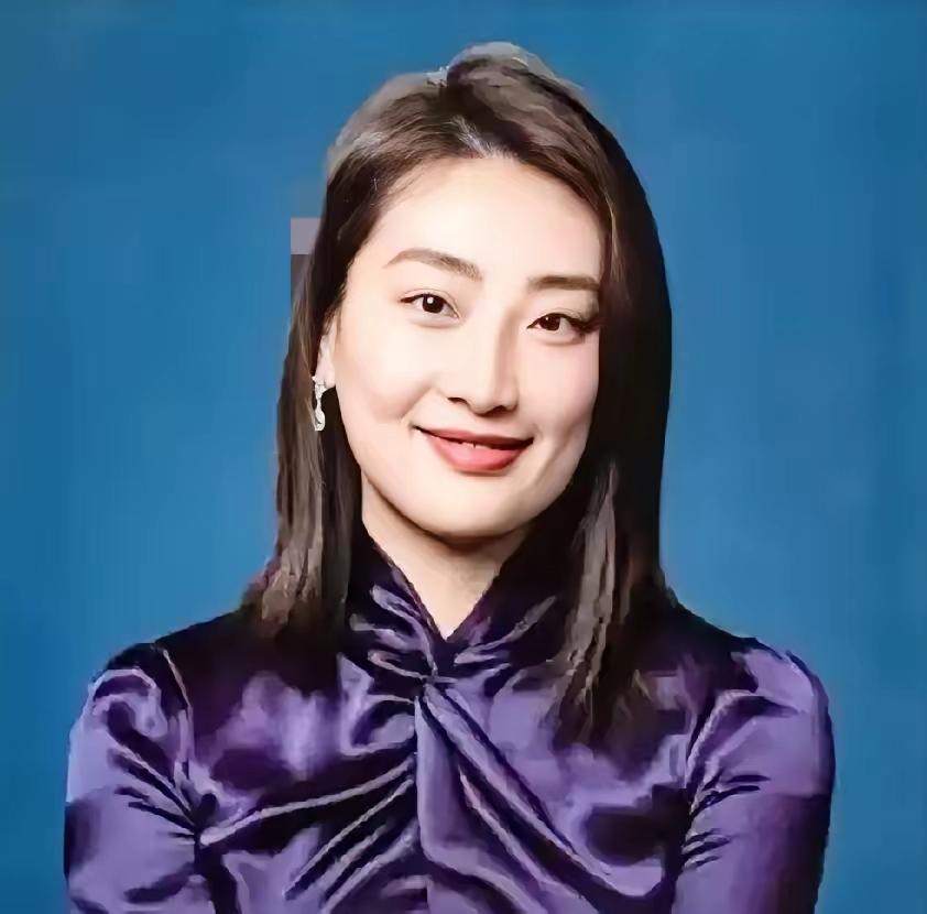 别再说宗馥莉败走娃哈哈了！她哪是输了，明明是早算好后路主动“撤”了，这波操作比硬