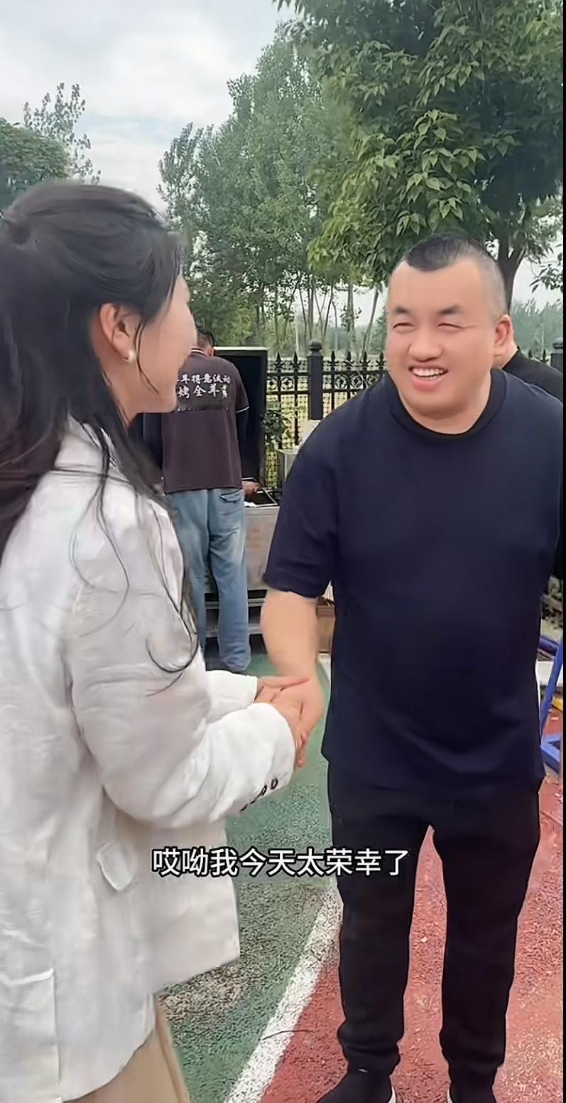 北京坤哥的女粉丝，倩倩登门拜访，坤哥热情招待了她。坤嫂做了一桌子菜，倩倩也不拿自
