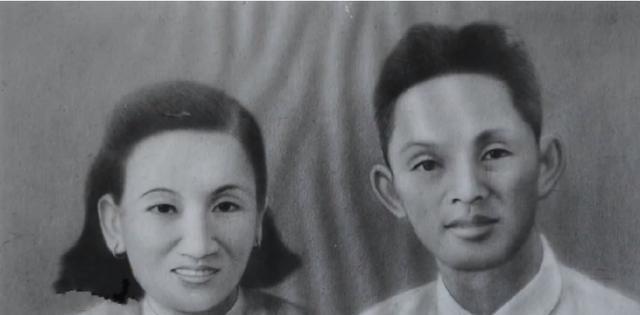 表彰大会的掌声雷鸣般回荡，李雪莲的手指死死攥住椅背，呼吸凝滞，当那个被岁月磨蚀却