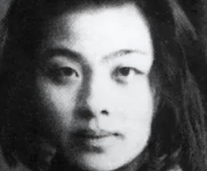 1928年，民国才女丁玲同时爱上了两个男人，哪个都不舍得分开，于是提出了三人同居