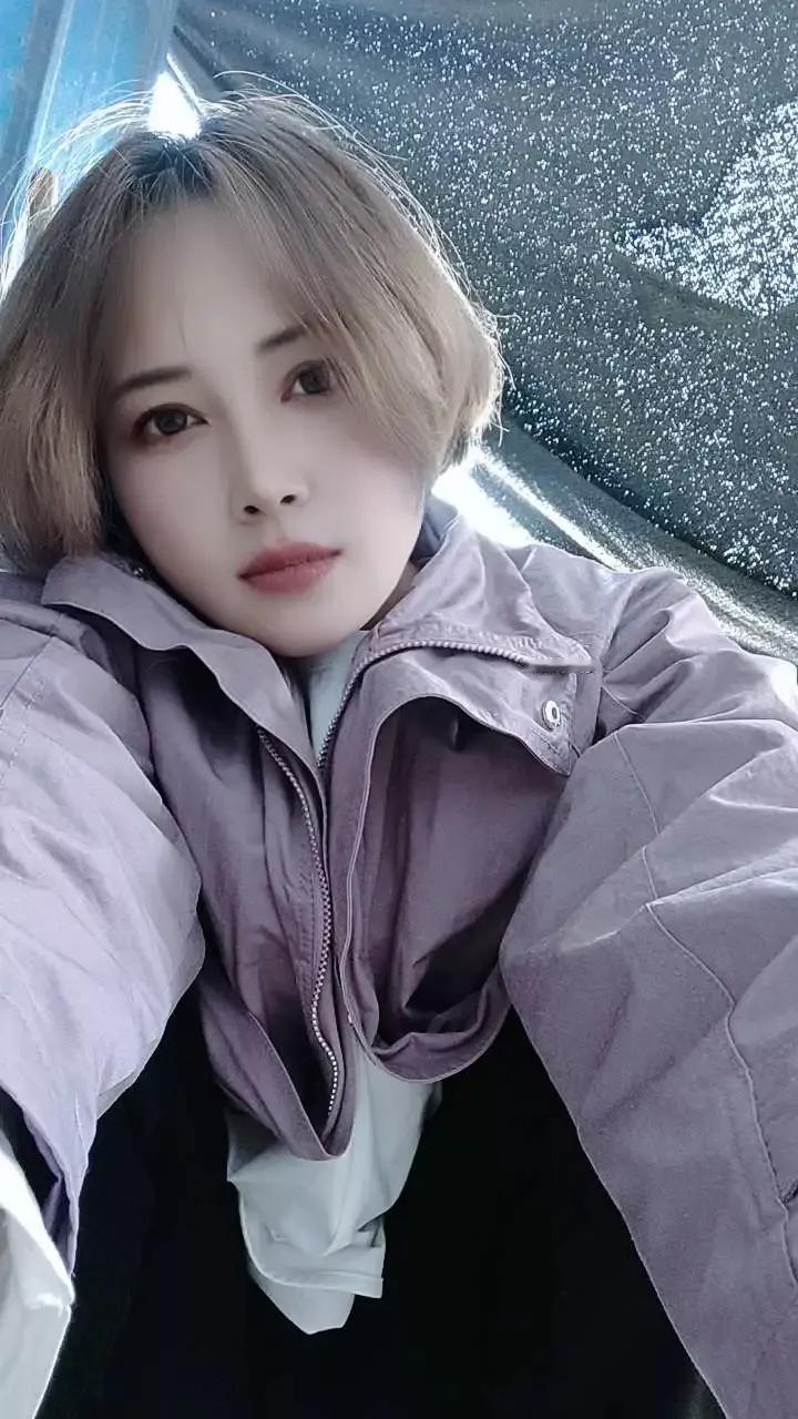 给床上的我爸洗屁股，弄大便，如今成了我的日常生活，之余还要照顾两个孩子，说实话，