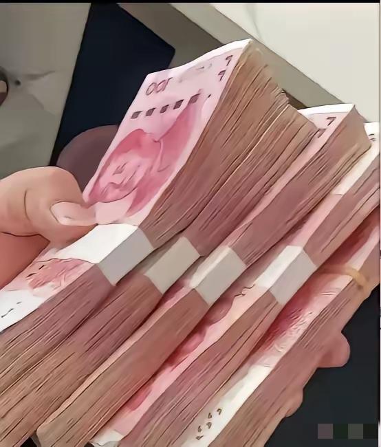 浙江一个老头，拆迁分了450万，把三子女叫回来分钱。大儿子说不要，二女儿也说不要