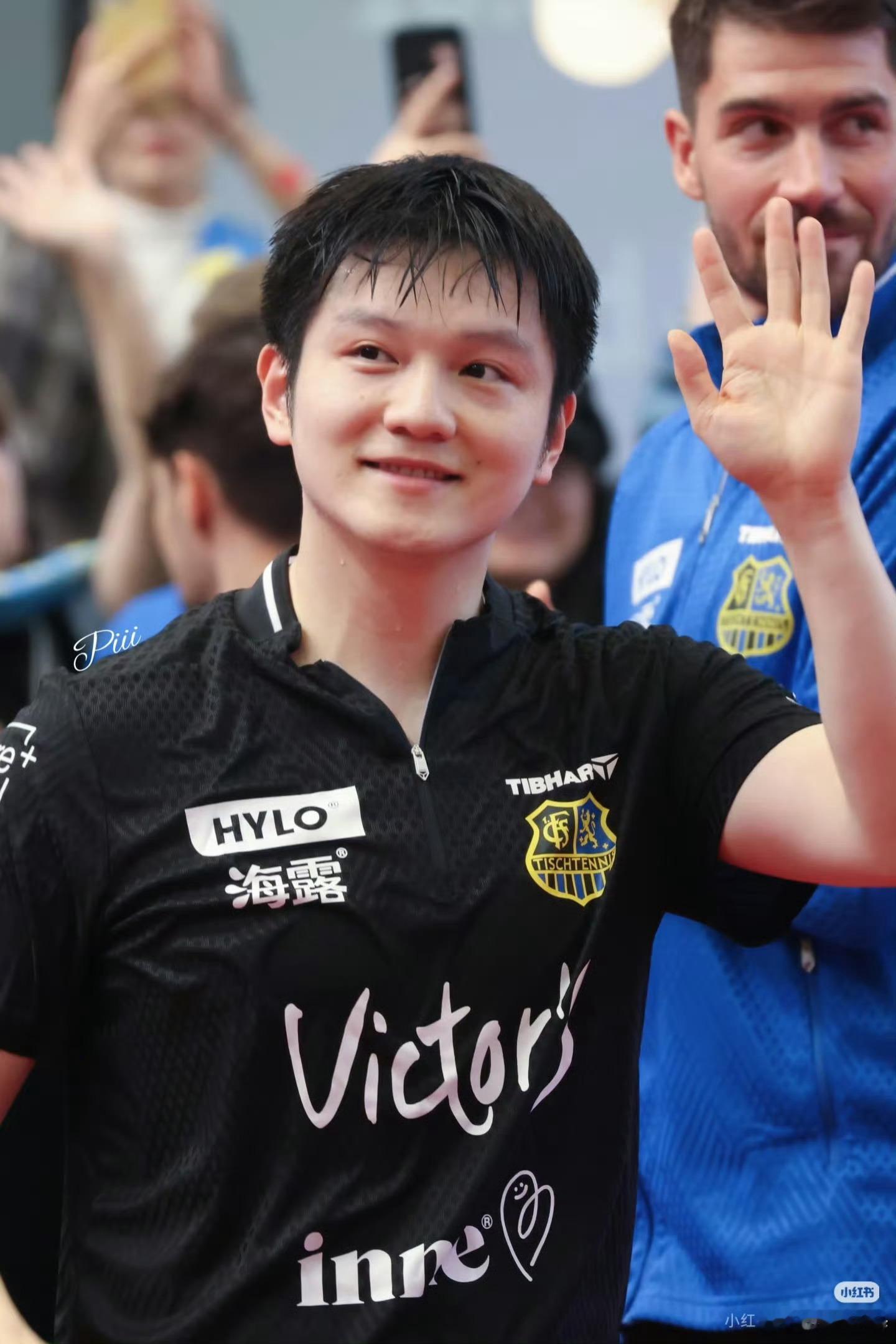 无需多言，抬手便是掌控全场的信号，这是属于王者的绝对气场。樊振东招牌式挥手