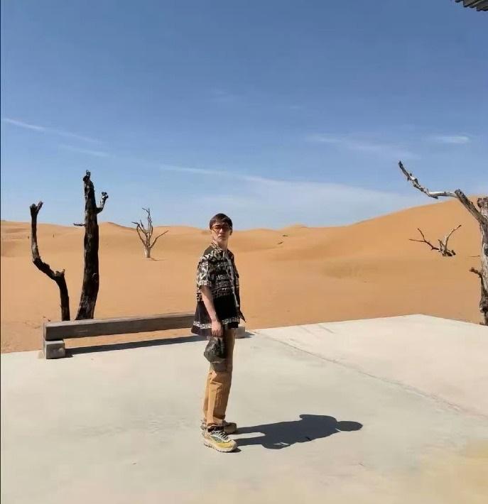 苏宁太子张康阳罕见更新动态，现身宁夏旅游，穿潮牌住顶级酒店。