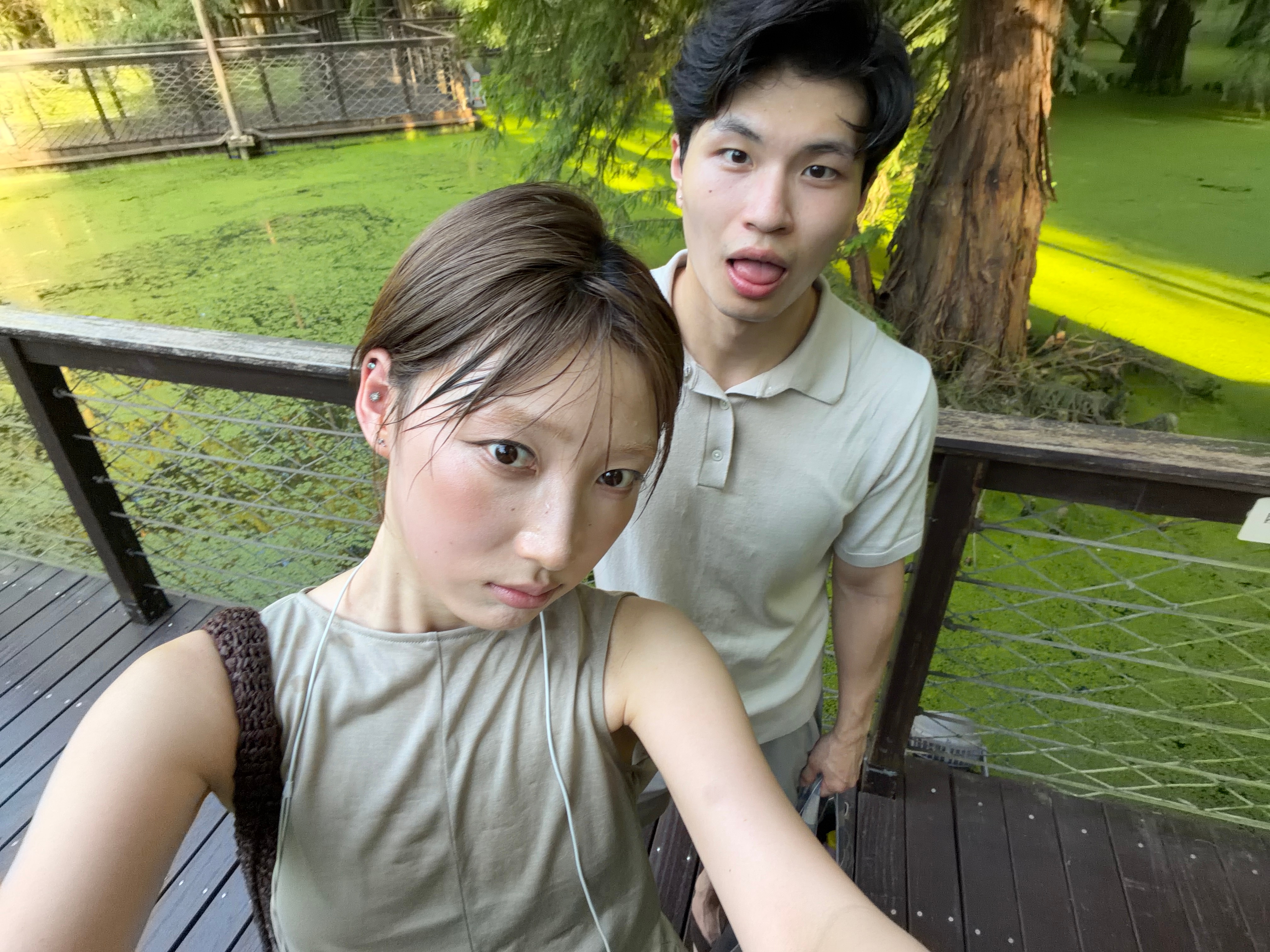 昨天在37度的天气我们自驾青山湖  进了里面 我感觉我要热疯了 汗如雨下…………