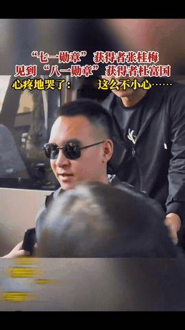 车刚停，张桂梅就冲了过去。

一把抱住杜富国，不撒手。

扶他坐好，她伸手去握他