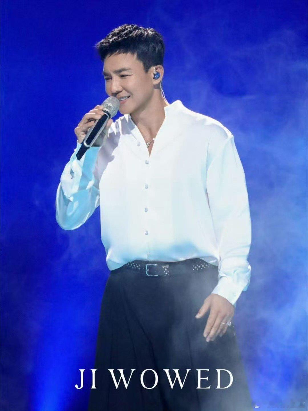 刘畊宏被灯光打没了披荆斩棘直播开口即是大 vocal 水准，刘畊宏唱功毋庸置疑，