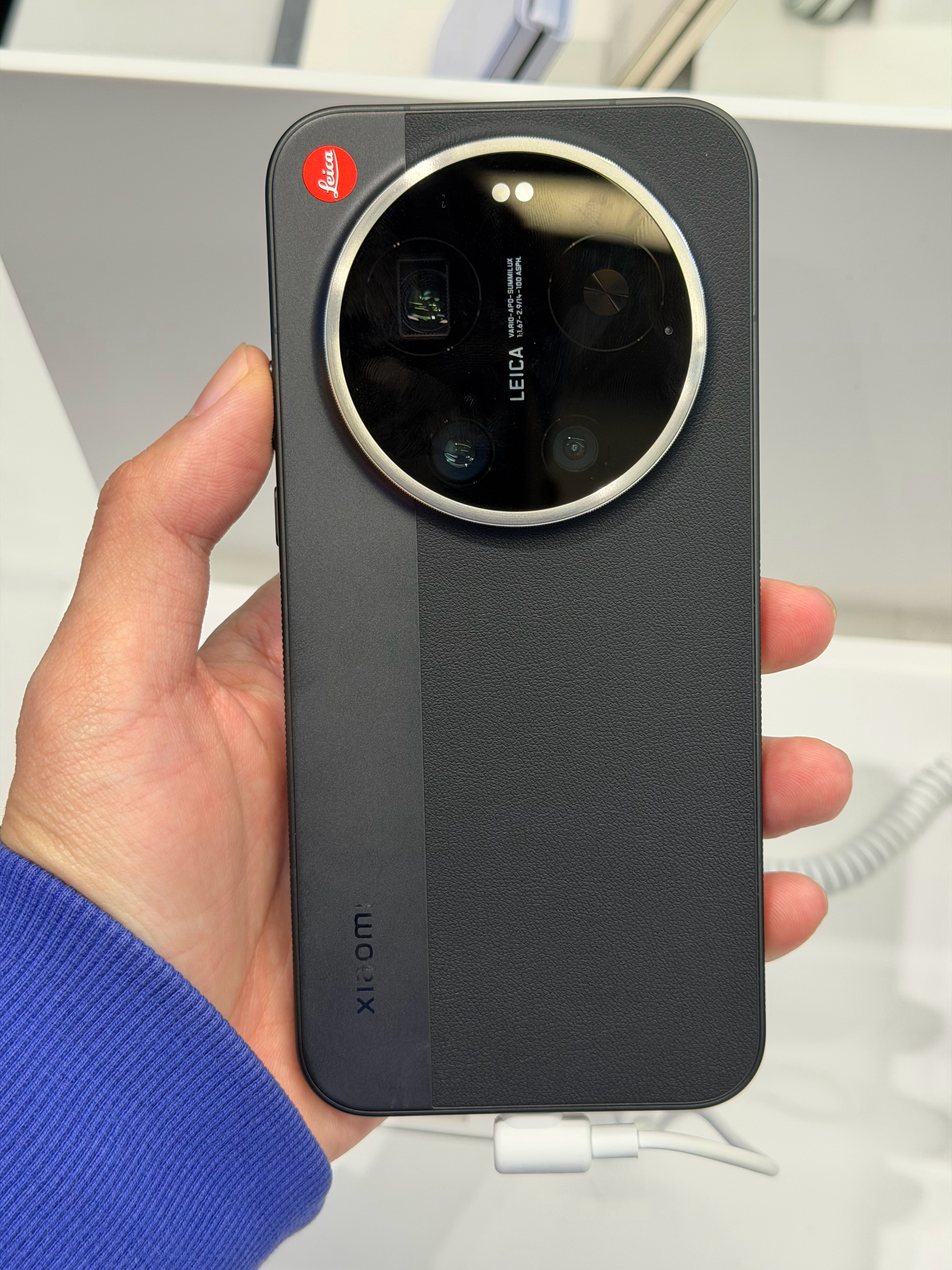小米之家门店里的17 Ultra徕卡版变焦环是完全不松动的，只有黑色版，是完全一