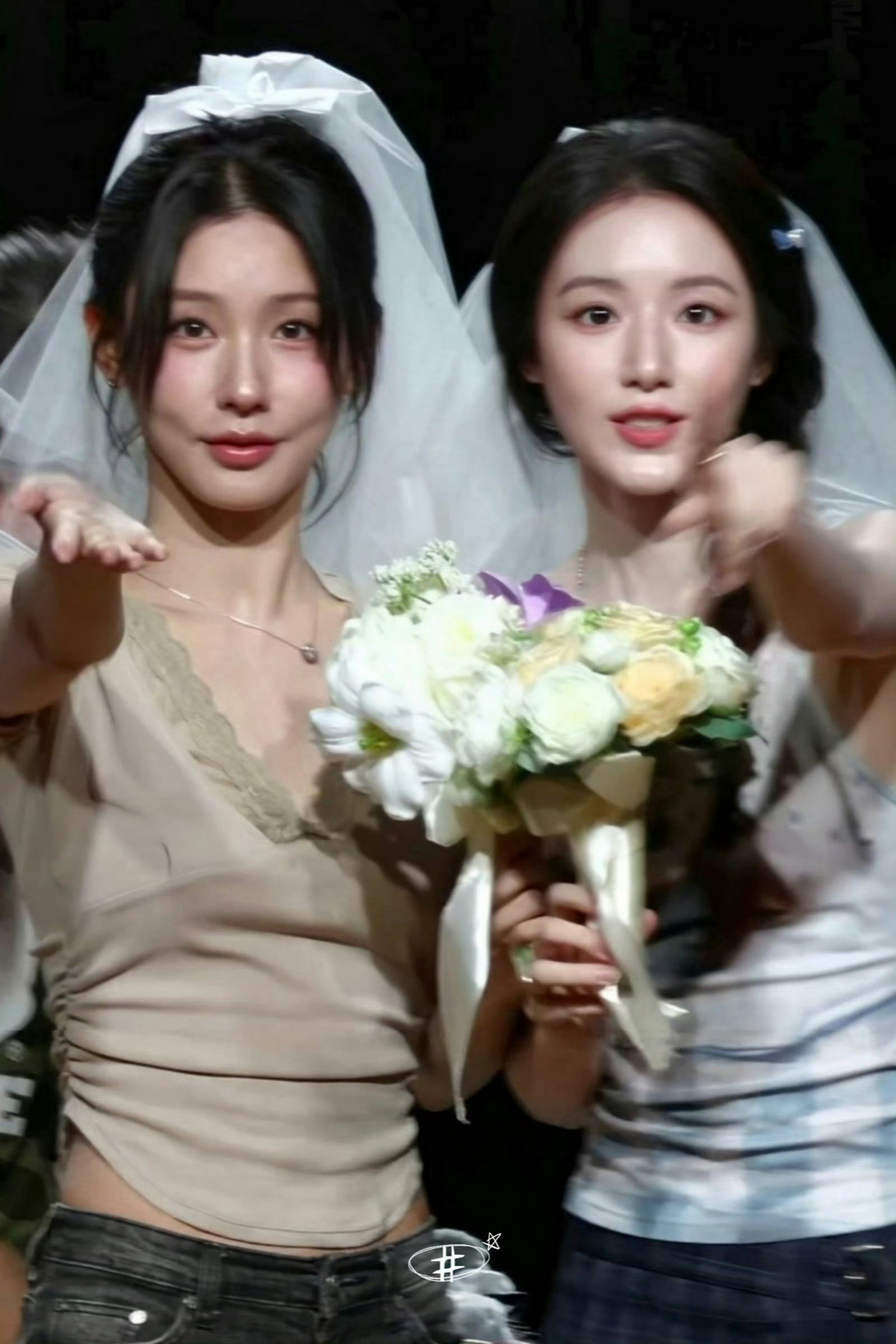近期赵美延 与叶舒华 多次公开同框出镜，无论是活动生图、舞台镜头还是路人抓拍的合