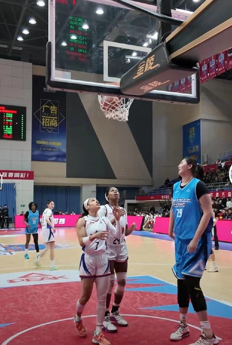 上海女篮成了外援卡特的球队。
1月23日晚，上海女篮客场击溃山东女篮，依靠外援卡