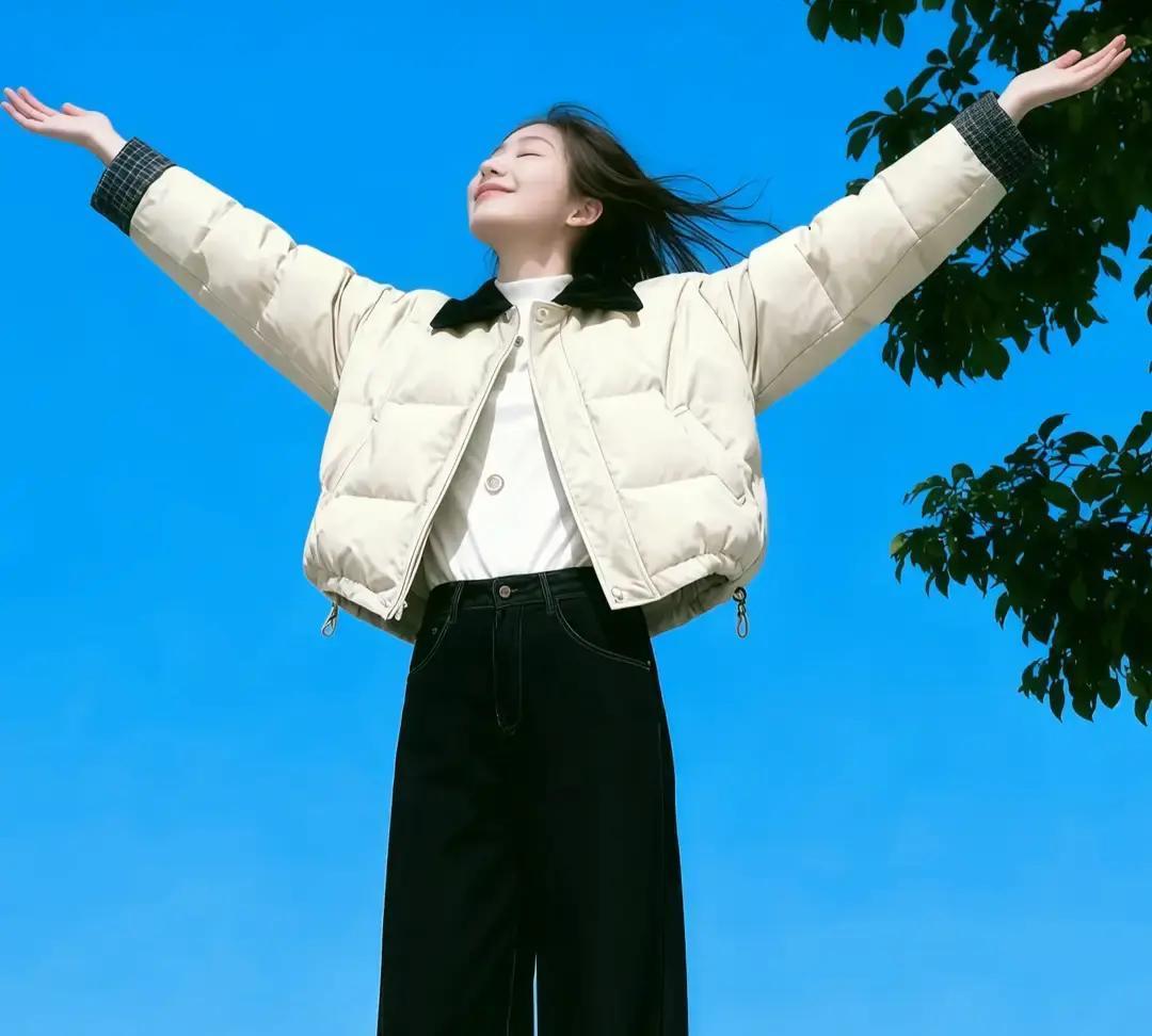 我妈刷手机，看到满屏短棉服，催我“快买，今年就这个！”
 
我嗯嗯点头，心里却想