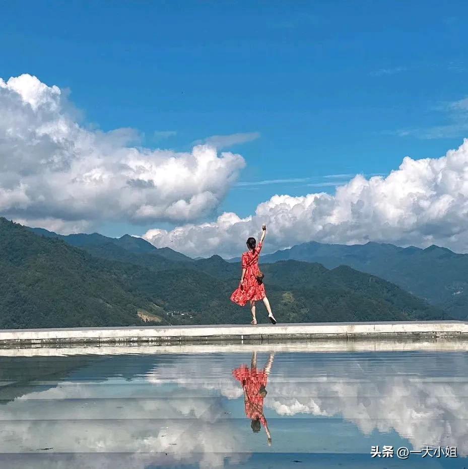 陪爸妈吃饭，
跟惦记你的人聊天，
说话不用思考，想说啥说啥，
枕边有爱人，身边有