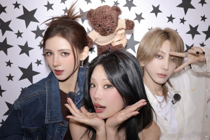 张予曦晒与刘忻万妮达大头贴 ​​​