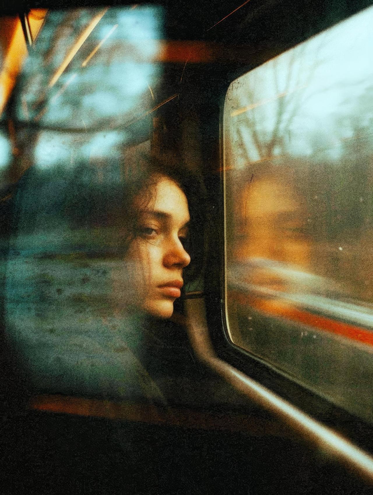 有时候，我们拍照是为了捕捉人物与自然之间的互动瞬间。
看这一组，人物的面部被刻意