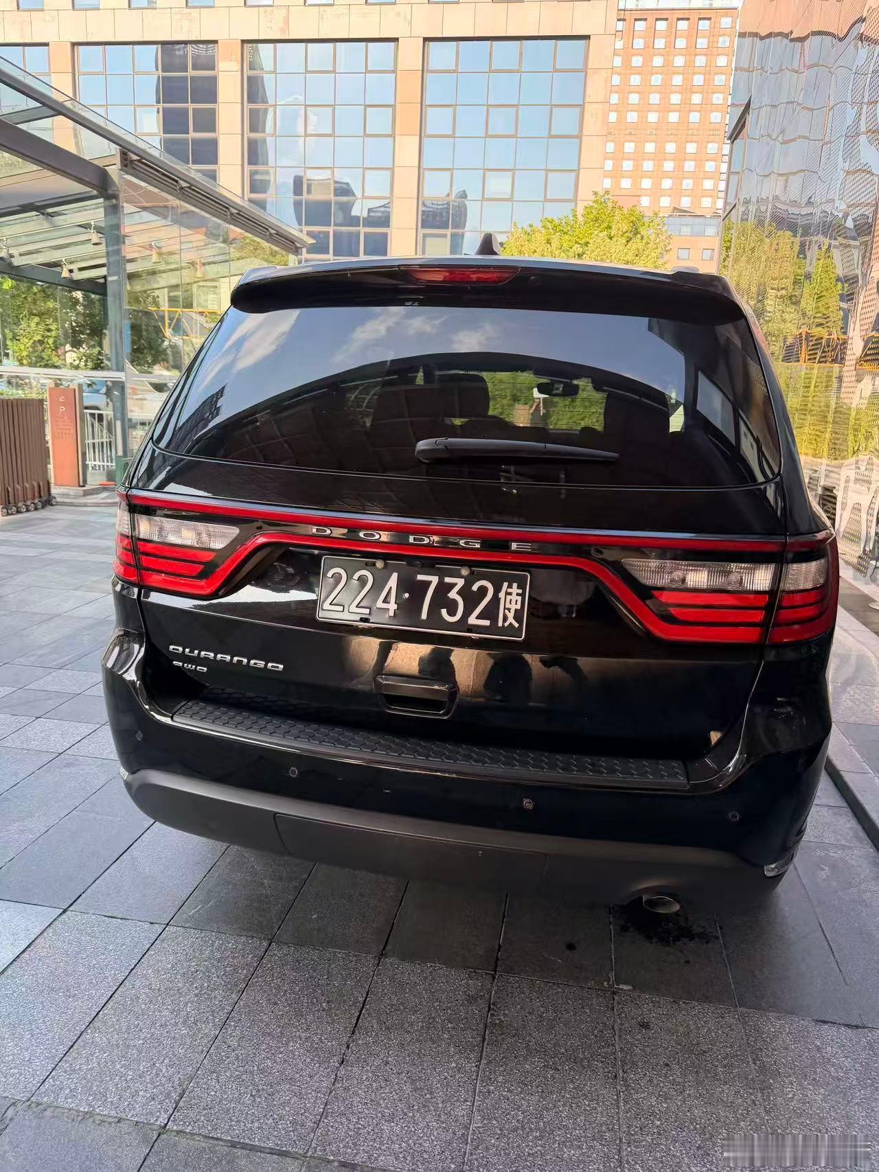 昨天在北京酒店门口看到的，这是哪国大使馆的车啊 