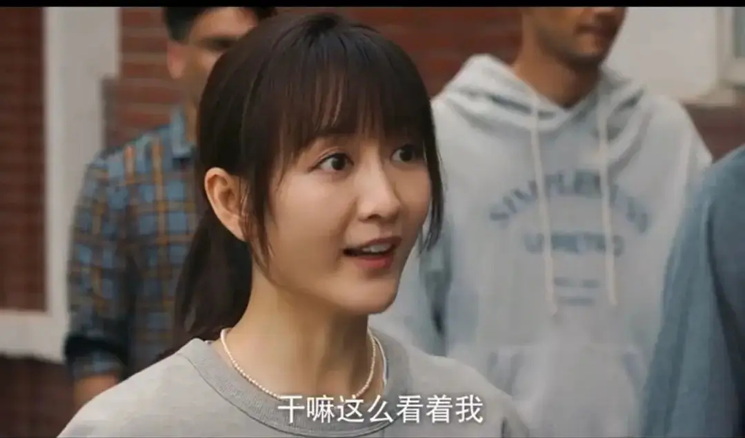 黄晓明王鸥演青春大学生，又一部“中年偶像剧”被吐槽片段中，两人摇身一变成为清华的