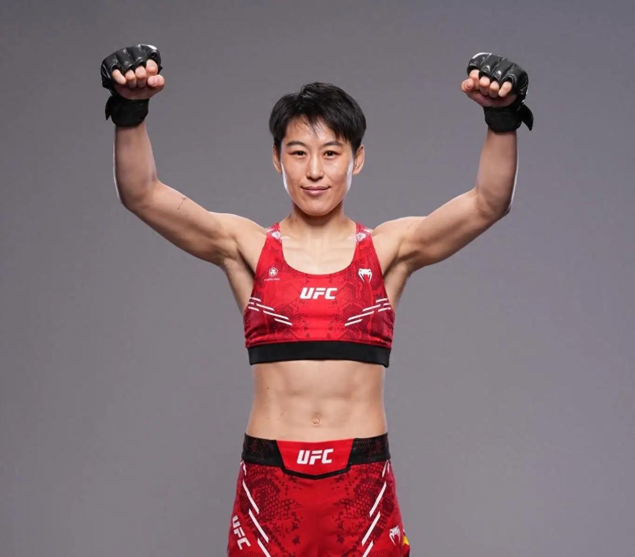被扣掉一分，王聪仍然拿到了三张29比27。面对女子蝇量级排名第八的特蕾西·科尔特