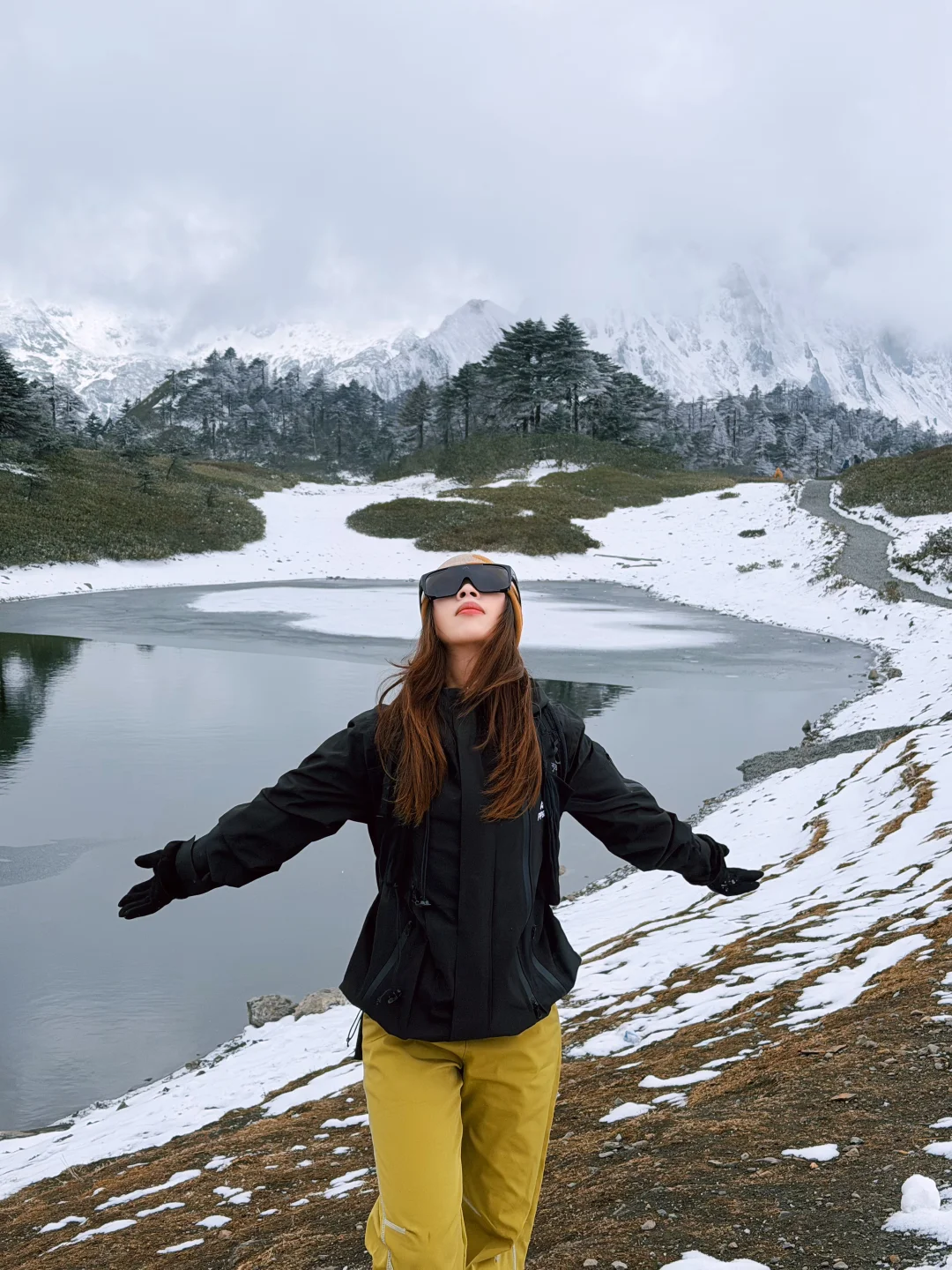 下雪的孔雀山满足了南方孩子对雪的憧憬