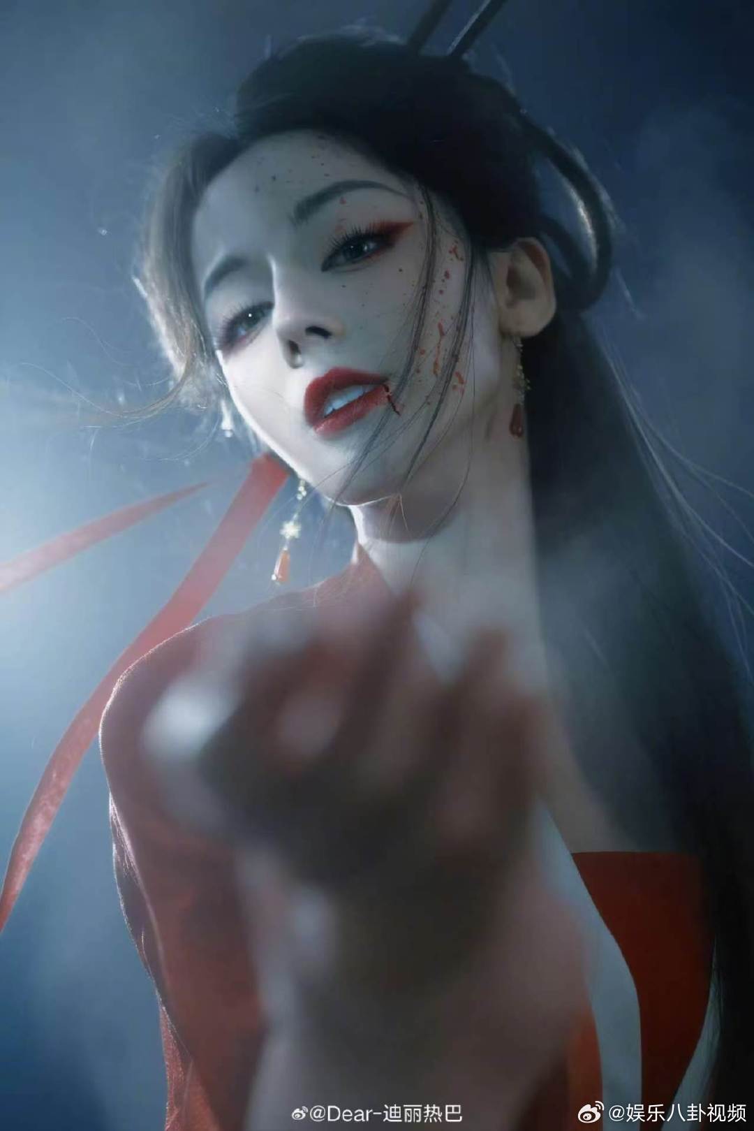 迪丽热巴一身灵韵风骨迪丽热巴一眼倾倒众生 一身灵韵风骨，一眼倾倒众生。一起来看灵