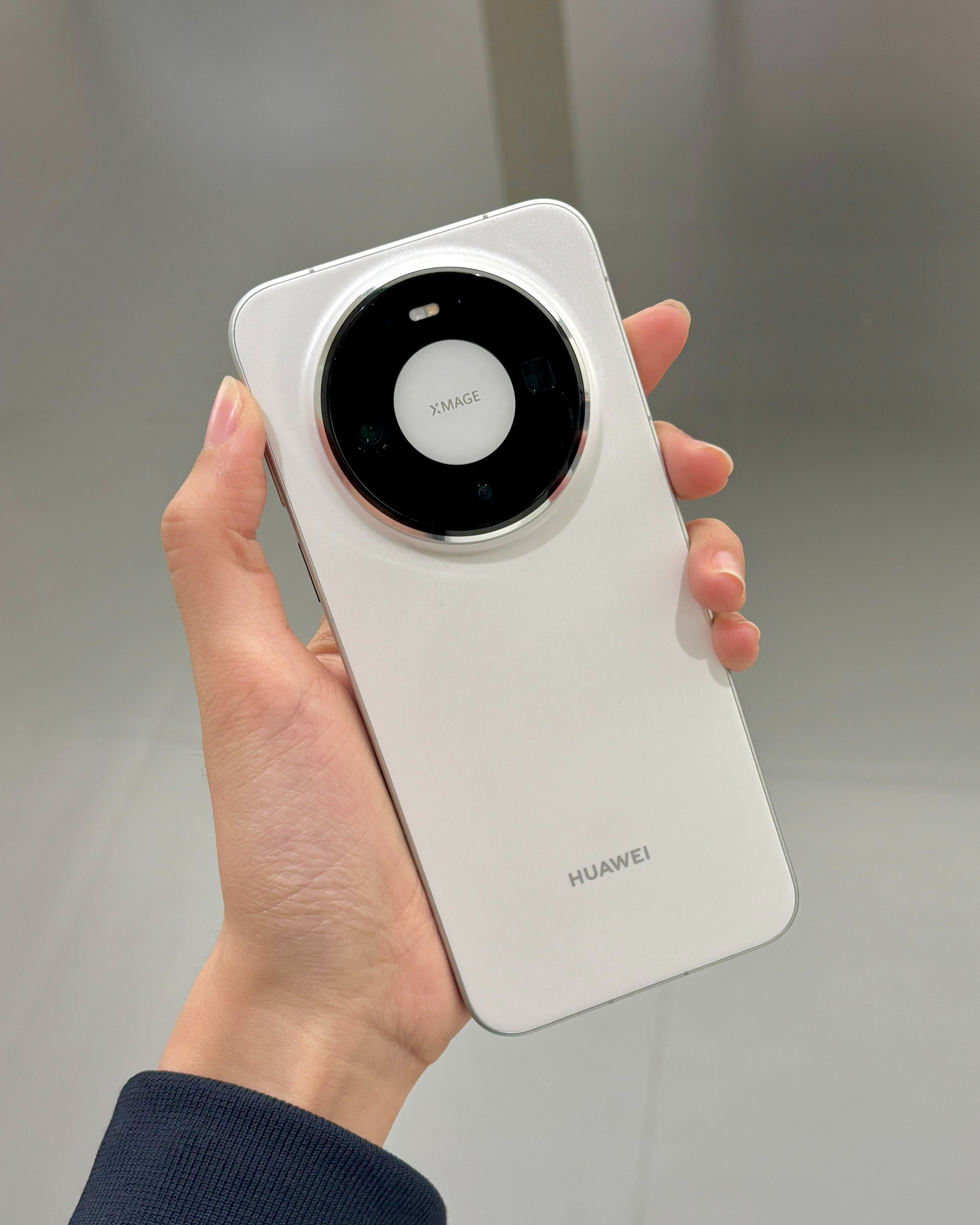 华为Mate80系列今日开售稳了，看线上线下都相当火爆啊，可以说再现了一机难求的